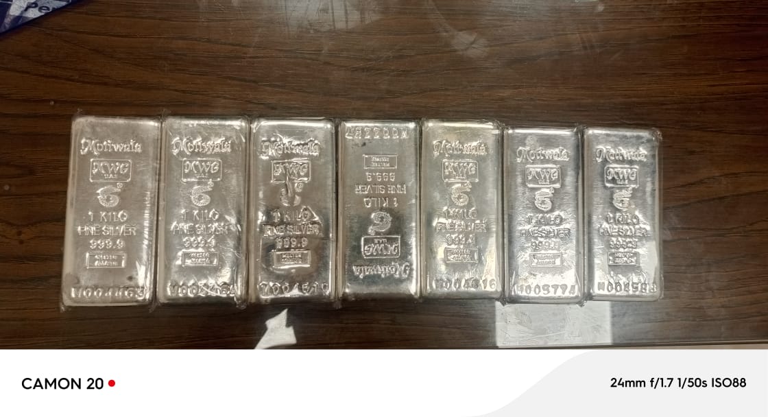 Customs foil major smuggling bid: Passenger caught with seven silver bullion bars at Lahore Airport