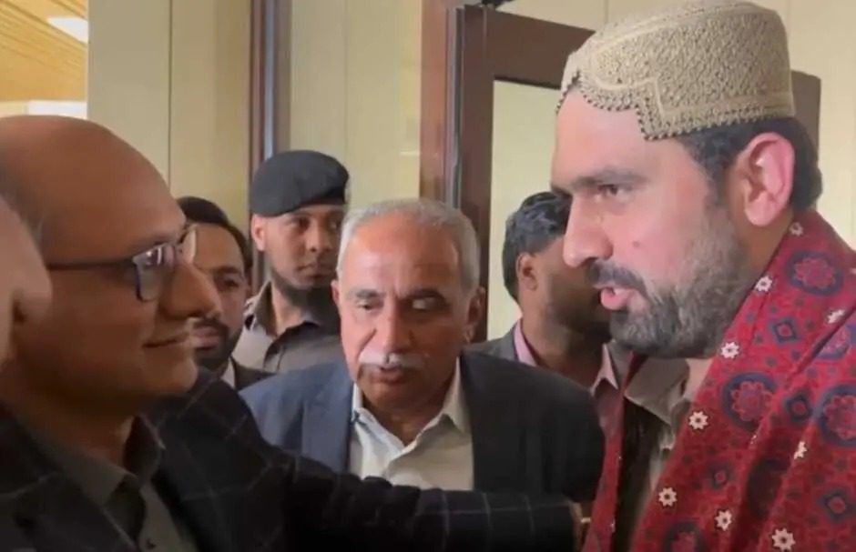 Sindh minister receives KP CM Sohail Afridi at Karachi airport