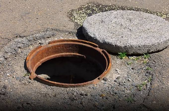 Mother and 10-month-old daughter fall into open manhole near Bahatti Gate; rescue ongoing