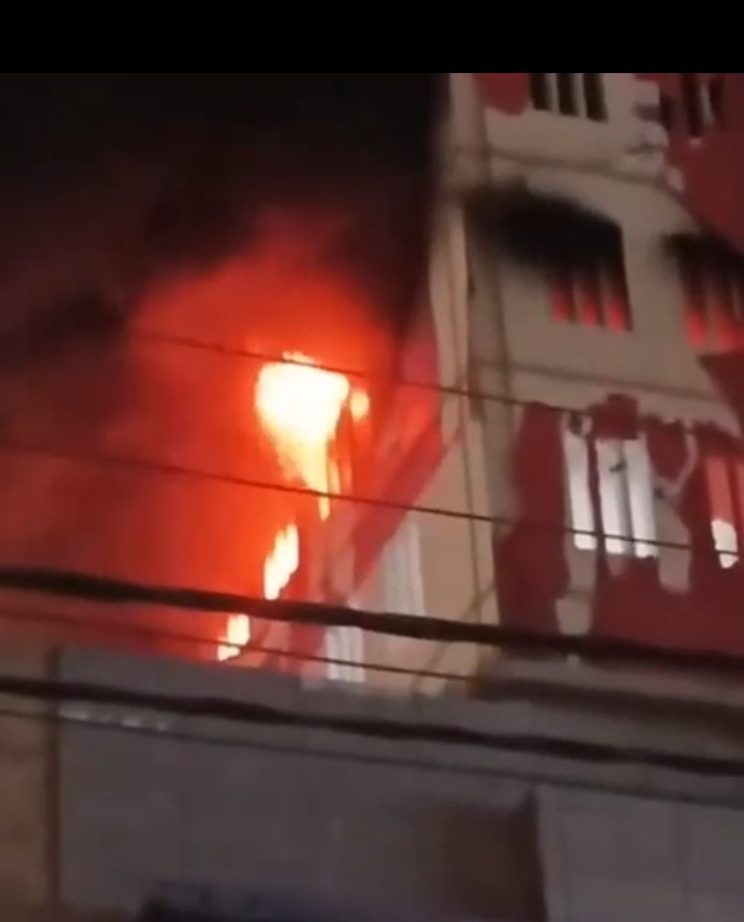 Fire breaks out at Karachi’s Saddar Mobile Market, injures one
