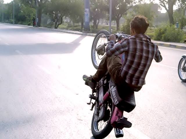 Lahore police intensifies crackdown on wheelies, arrested 335 in 2026