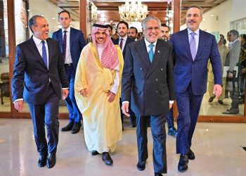 Iran warns US against ground invasion as regional talks continue