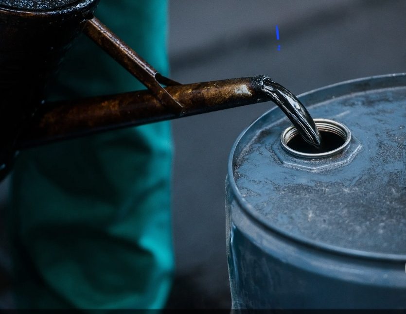 Global oil prices drop about 10pc in international market