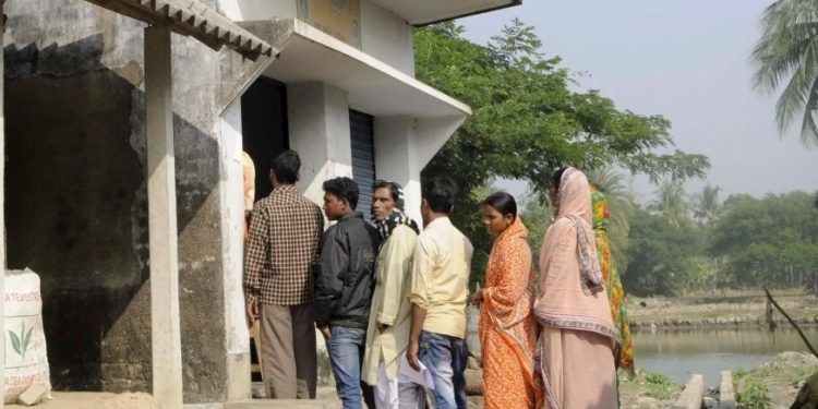 Man carries sister’s skeleton to bank in Odisha, sparking outrage over bureaucratic hurdles