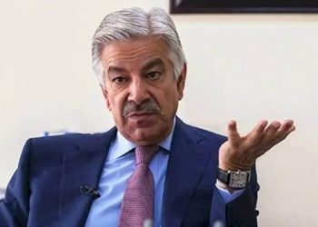 Khawaja Asif alleges LESCO staff took Rs80,000 from villagers without issuing receipt