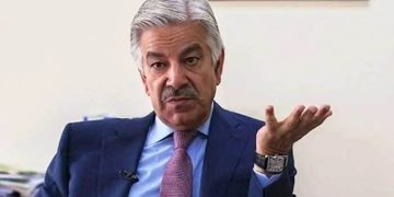 Khawaja Asif alleges LESCO staff took Rs80,000 from villagers without issuing receipt