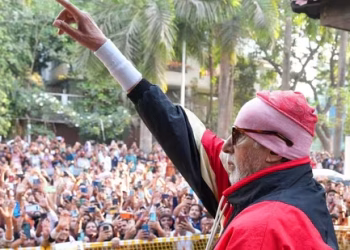 Fan faints outside Amitabh Bachchan’s Jalsa during Sunday gathering in Mumbai