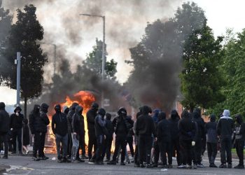 Belfast riots leave1 2 policemen injured, dozens arrested amid second night of unrest
