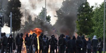 Belfast riots leave1 2 policemen injured, dozens arrested amid second night of unrest