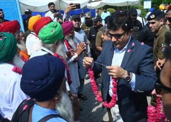 517 Indian Sikh pilgrims arrive at Gurdwara Rohri Sahib in Eminabad under tight security