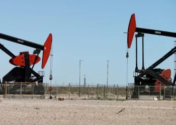 Oil prices fall further, extending sharp losses from earlier this week