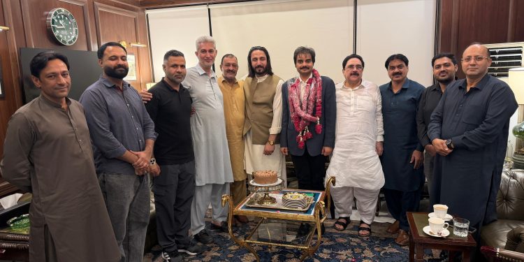 Ali Hussam Asghar receives congratulations from traders on Umrah pilgrimage