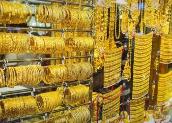 Gold prices extend decline in Pakistan as global bullion market weakens