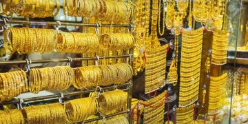 Gold prices extend decline in Pakistan as global bullion market weakens