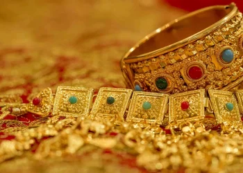Gold prices extend losses as local, global markets remain under pressure