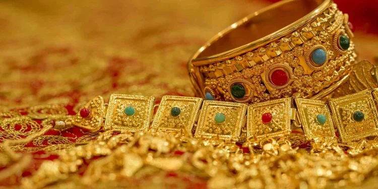 Gold prices extend losses as local, global markets remain under pressure