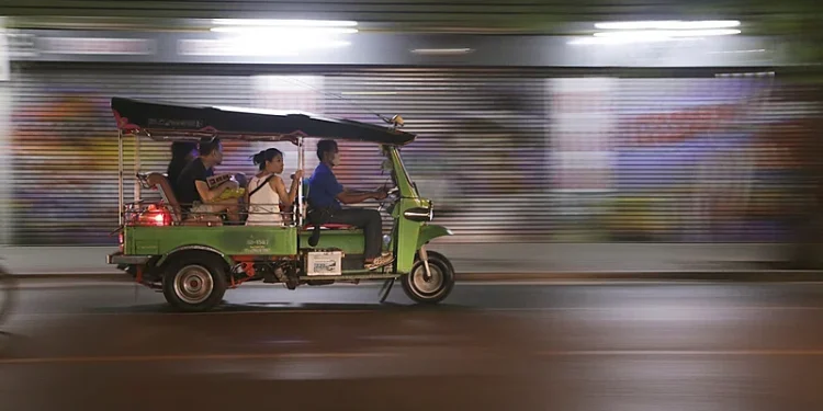 Karachi plans stricter rickshaw policy to improve traffic management